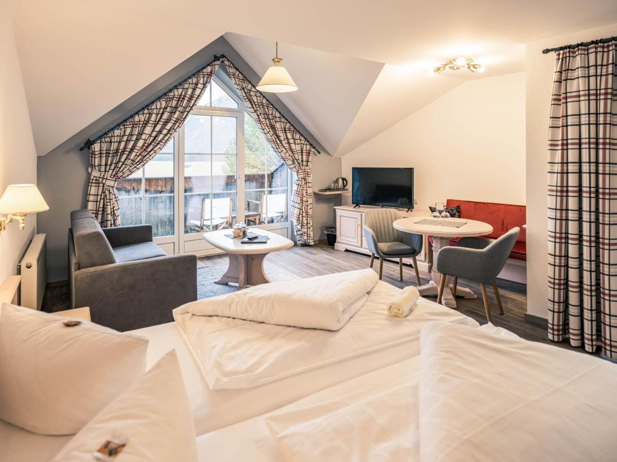 Hotel Foehrenhof Stanzach Extérieur photo