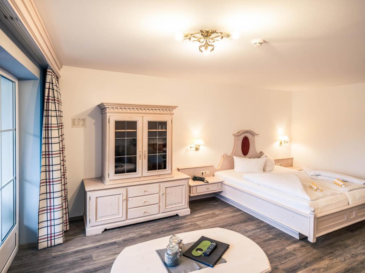 Hotel Foehrenhof Stanzach Extérieur photo